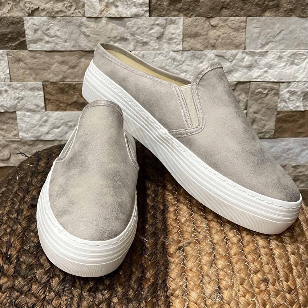 STUDIO 1886 Women's Slip-On Platform Sneakers Taupe and White Sz 9